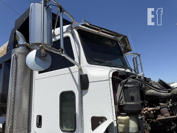 2005-peterbilt-335-image-37