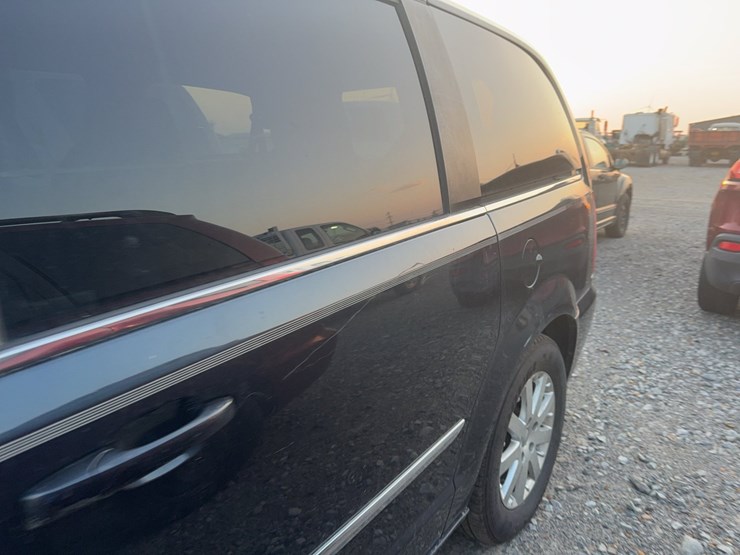 2014-chrysler-town-&-country-image-16
