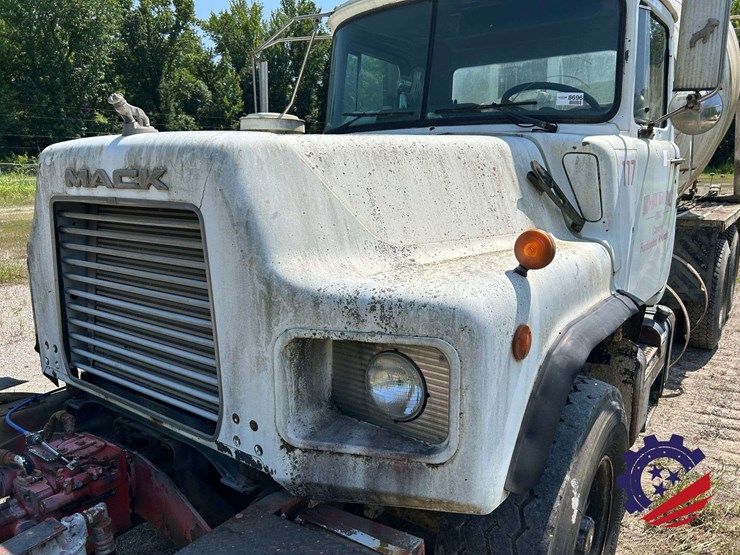 1997-mack-dm-concrete-mixer-truck-image-15