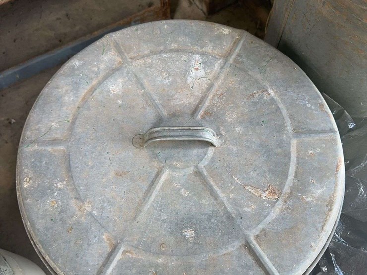 galvanized-metal-trash-cans-with-lid-image-4