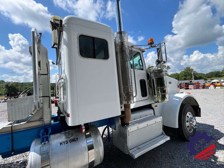 2013-peterbilt-367-image-42