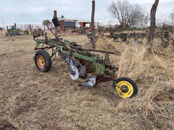 john-deere-pull-type-four-bottom-plow-image-2