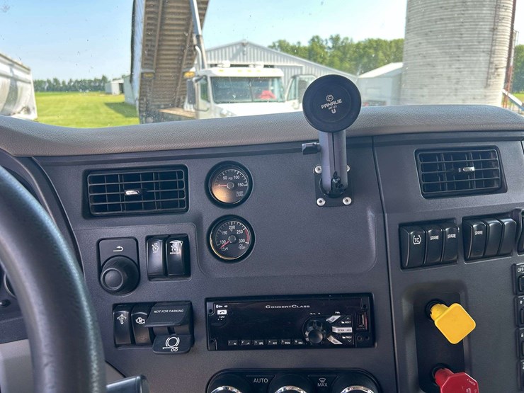 2019-peterbuilt-579-semi-tractor-image-18