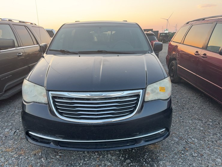 2014-chrysler-town-&-country-image-2