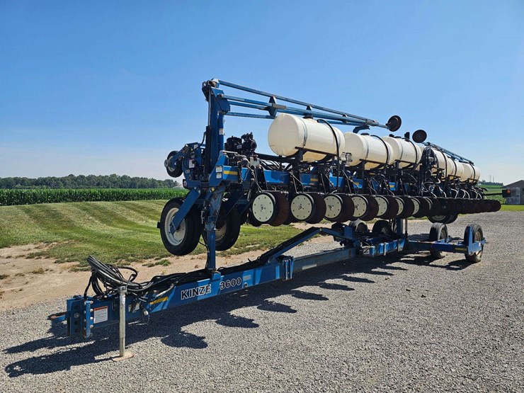 2001-kinze-16-row-planter-image-1