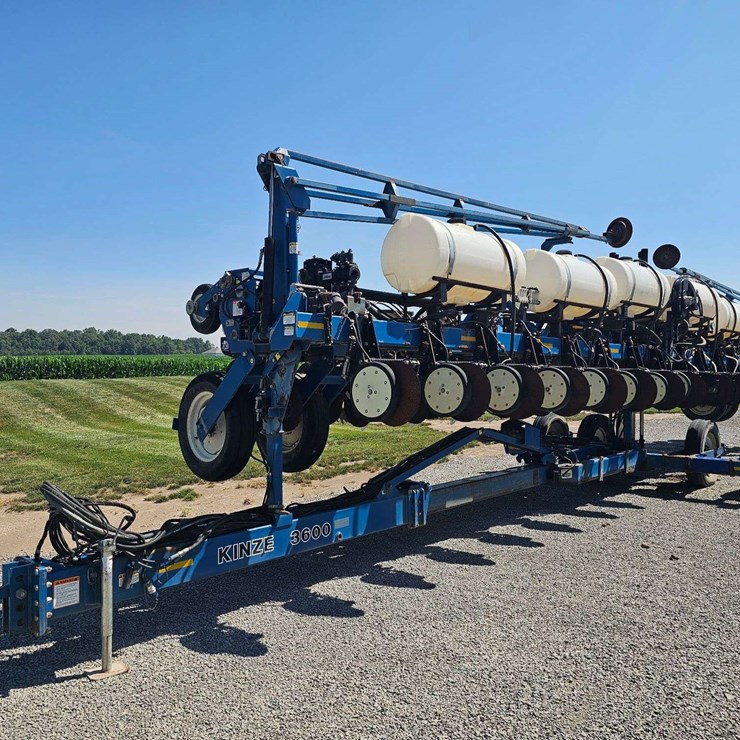 2001 Kinze 16 row planter