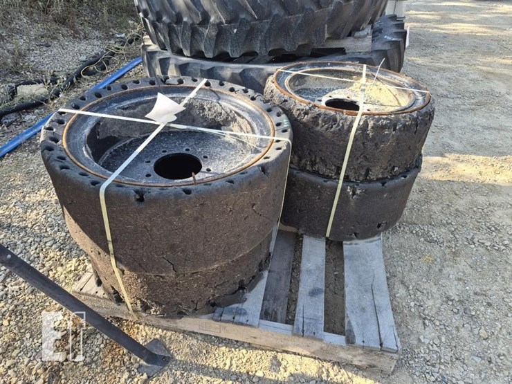 airless-skid-steer-tires-image-1