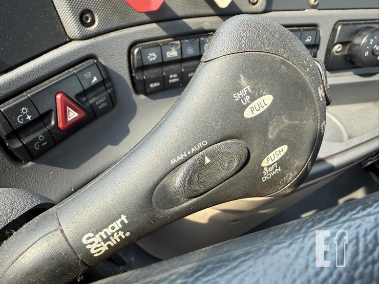 2013-freightliner-cascadia-113-image-41