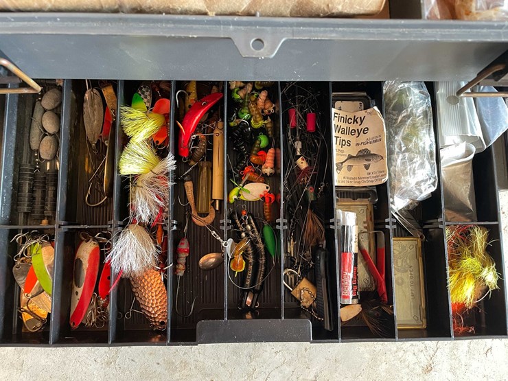 #3683-•-plano-phantom-protackle-box-with-contents-image-4