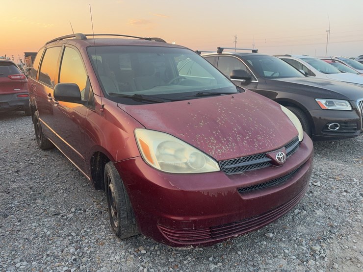 2004-toyota-sienna-image-3