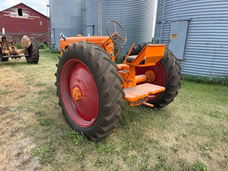 minneapolis-moline--z-tractor-image-3