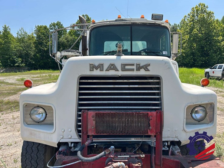 1992-mack-dm600gk-rear-discharge-concrete-mixer-truck-image-19