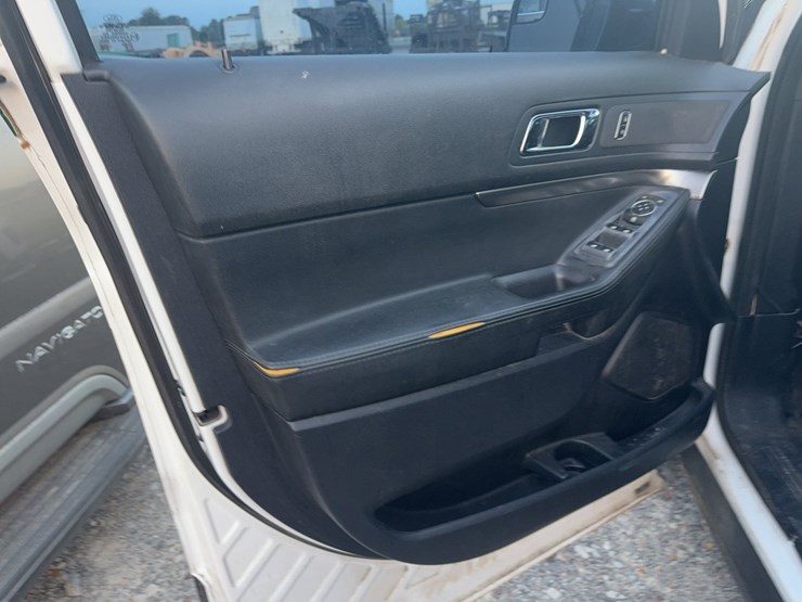 2017-ford-explorer-image-26