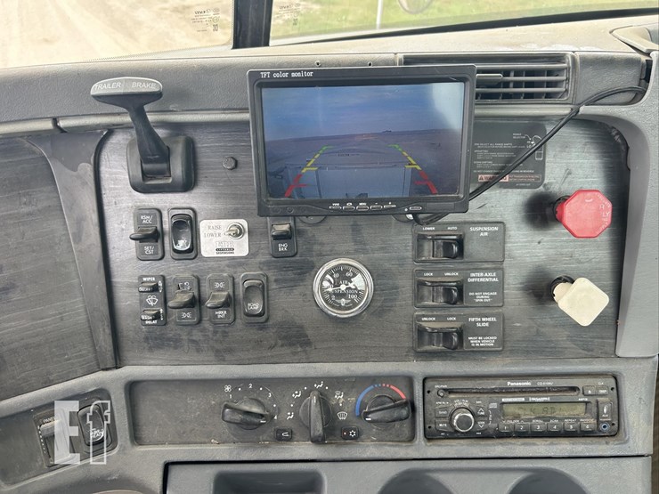 2005-freightliner-columbia-120-image-36