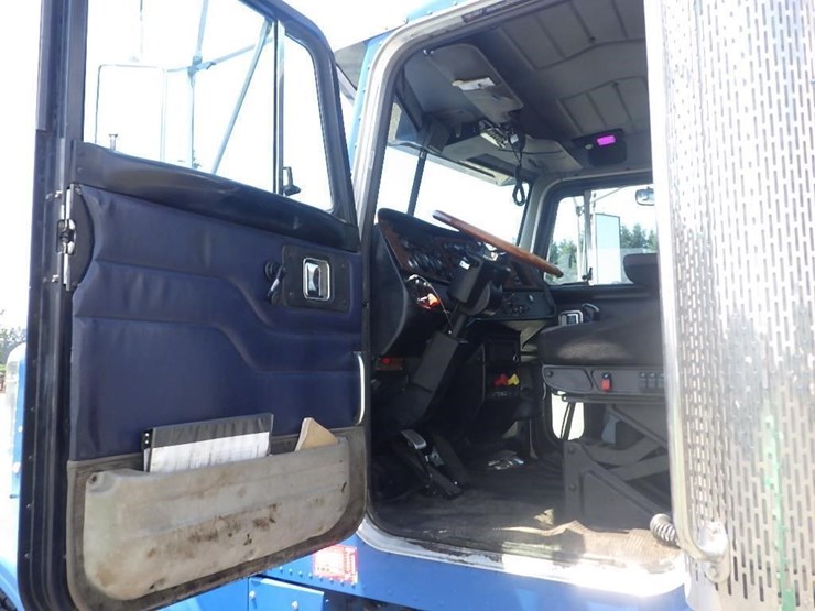 2004-peterbilt-378-image-23