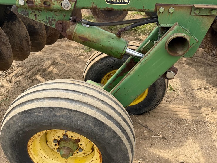 john-deere-335-image-6