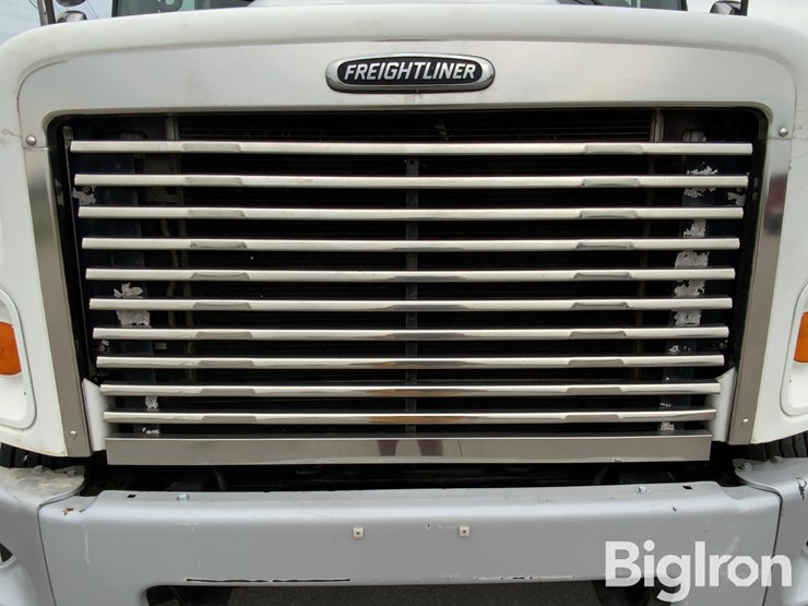 2009-freightliner-m2-106-image-11