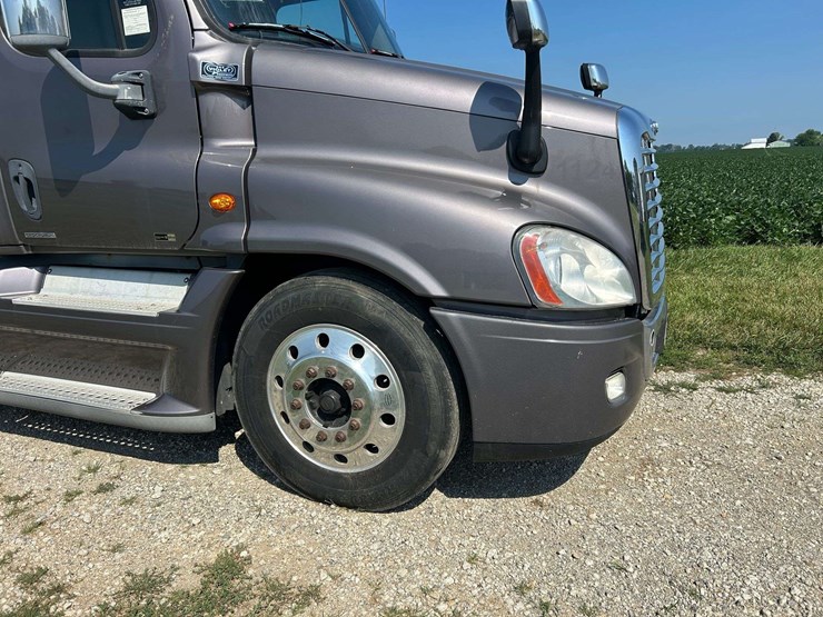 2012-freightliner-cascadia-semi-tractor-image-7