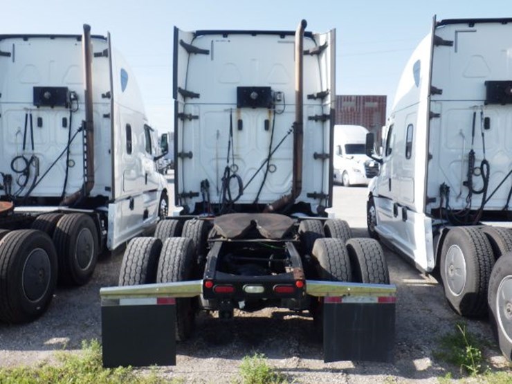 2020-freightliner-cascadia-126-image-14