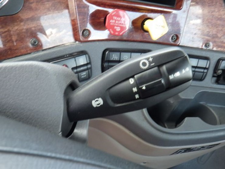 2016-freightliner-cascadia-125-evolution-image-16