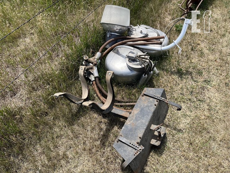 milk-buckets,-calf-carries,-yard-light-6425-image-3