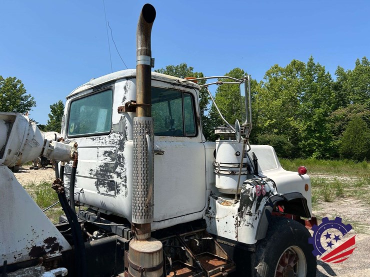 1992-mack-dm600gk-rear-discharge-concrete-mixer-truck-image-57