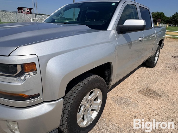 2018-chevrolet-silverado-1500-z71-4x4-crew-cab-pickup-image-9