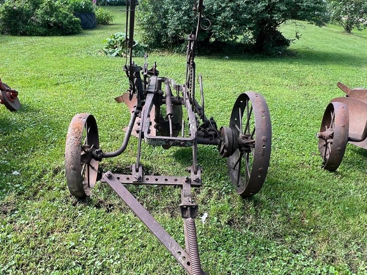 #9913-•-international-1-bottom-plow-image-3