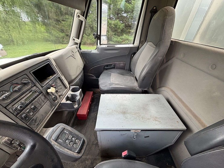 2011-international-durastar-4400-image-30