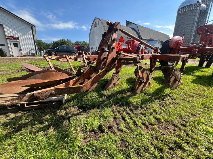 #9911-•-allis-chalmers-snap-coupler-3-bottom-plow-image-2
