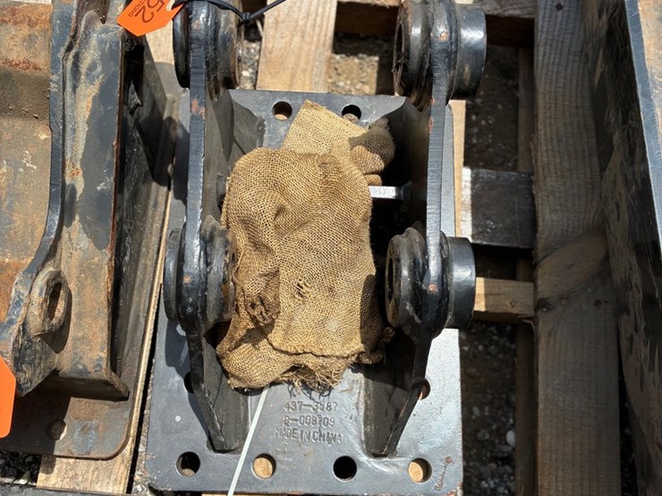 #2452-•-cat-hyd-hammer-mounting-plate-image-1