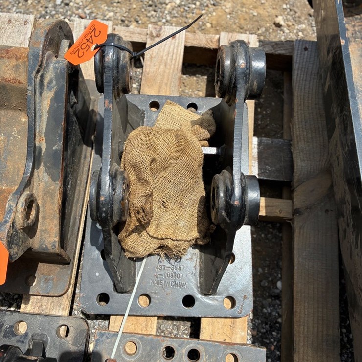 #2452 • Cat hyd hammer mounting plate