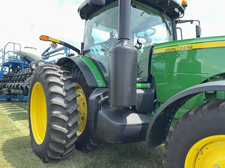 2013-john-deere-8235r-image-47