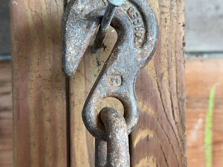 heavy-duty-steel-towing-and-rigging-chain-with-forged-hooks-image-4