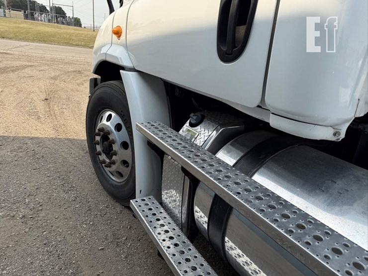 2013-freightliner-cascadia-113-image-33