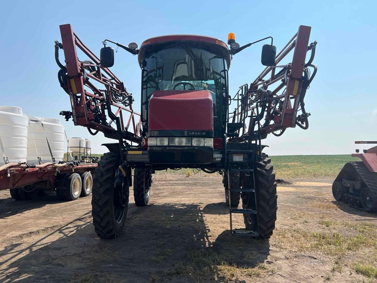 case-ih-patriot-4430-sprayer-image-2