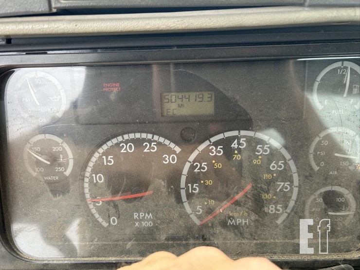 2005-freightliner-columbia-120-image-33