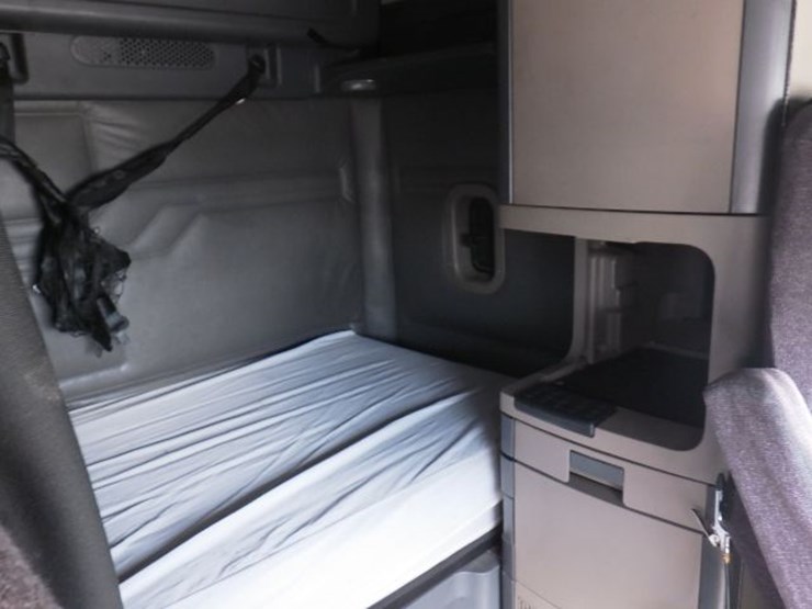 2017-freightliner-cascadia-125-evolution-image-4