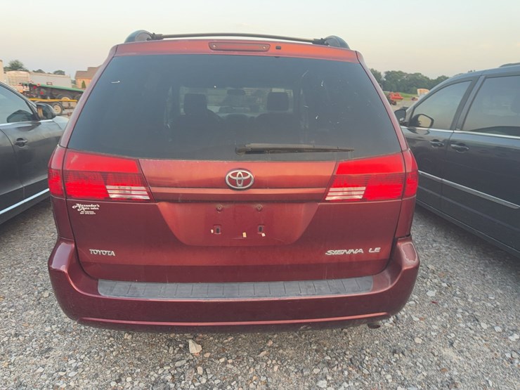 2004-toyota-sienna-image-11