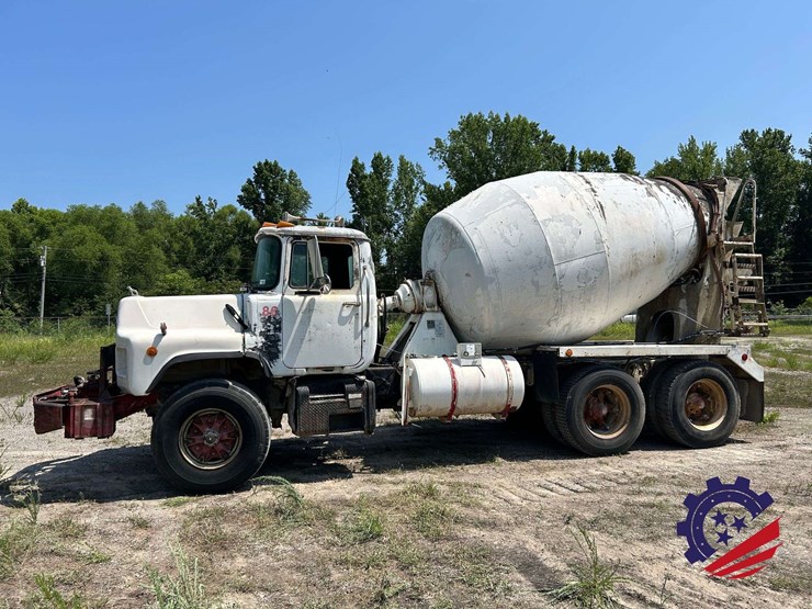 1992-mack-dm600gk-rear-discharge-concrete-mixer-truck-image-1