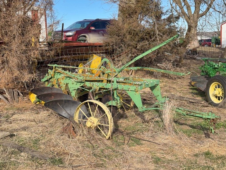 john-deere-pull-type-three-bottom-plow-image-1