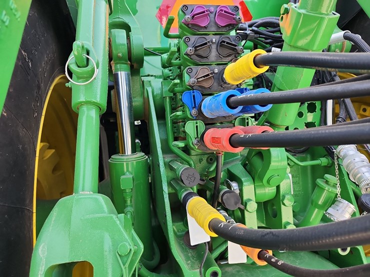 2013-john-deere-8235r-image-15
