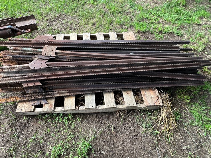 #9943-•-pallet-of-t-posts-image-1