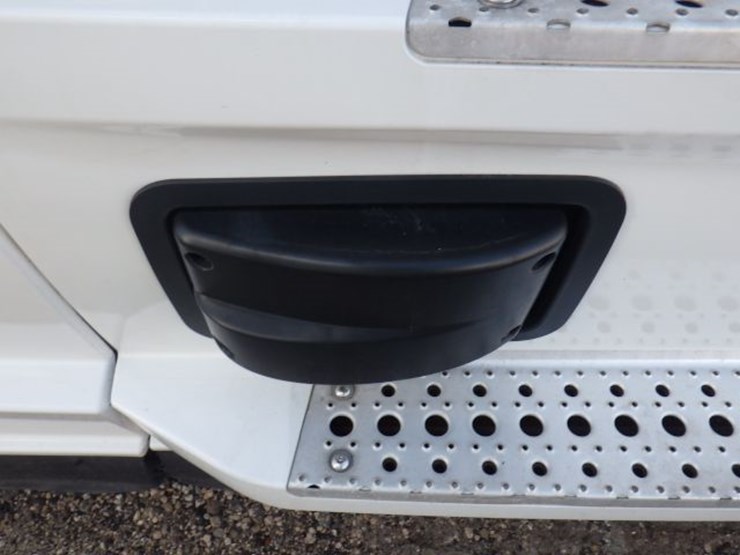 2020-freightliner-cascadia-126-image-5