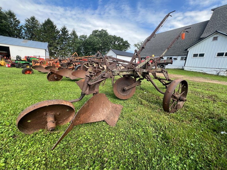 #9913-•-international-1-bottom-plow-image-5