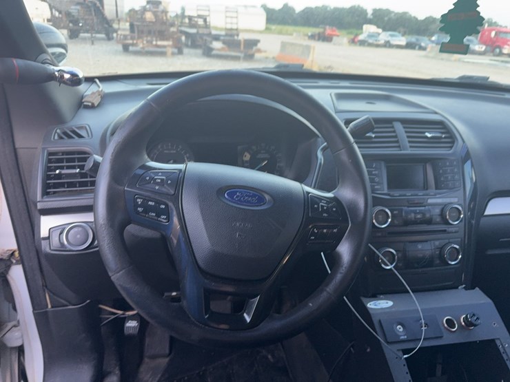2017-ford-explorer-image-33