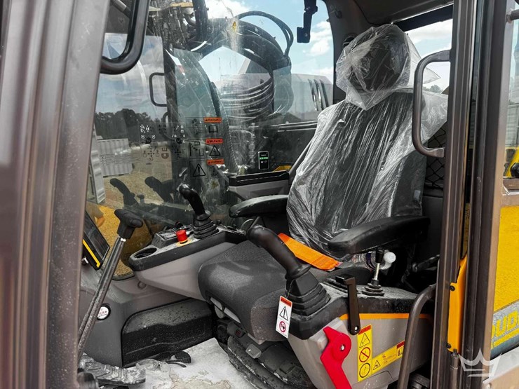 2025-volvo-ecr235e-tunnel-boom-hydraulic-excavator-image-17