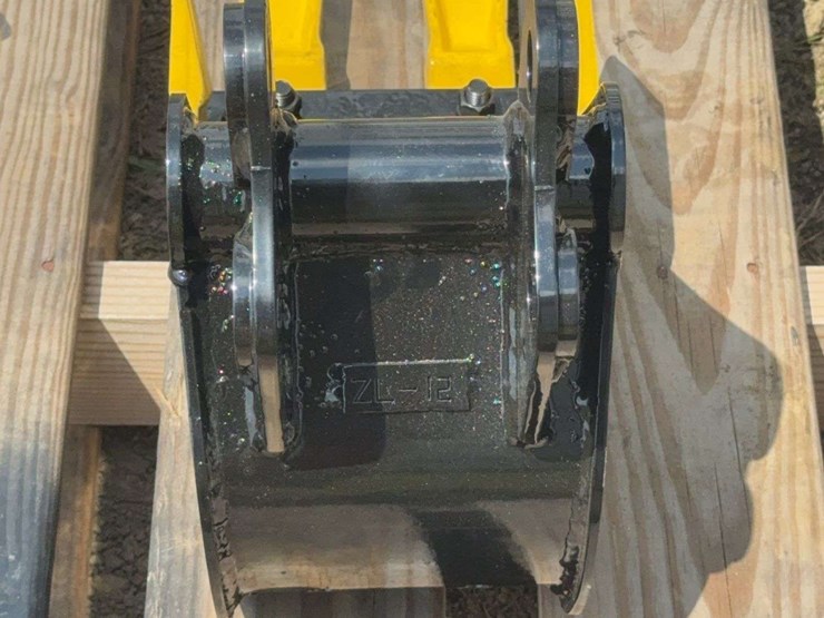 7”-w-mini-excavator-bucket-model-zl-12-image-2