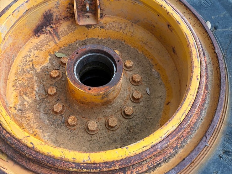#2440-•-4-28.5--25-dirt-pan-tires-with-wheels-image-3