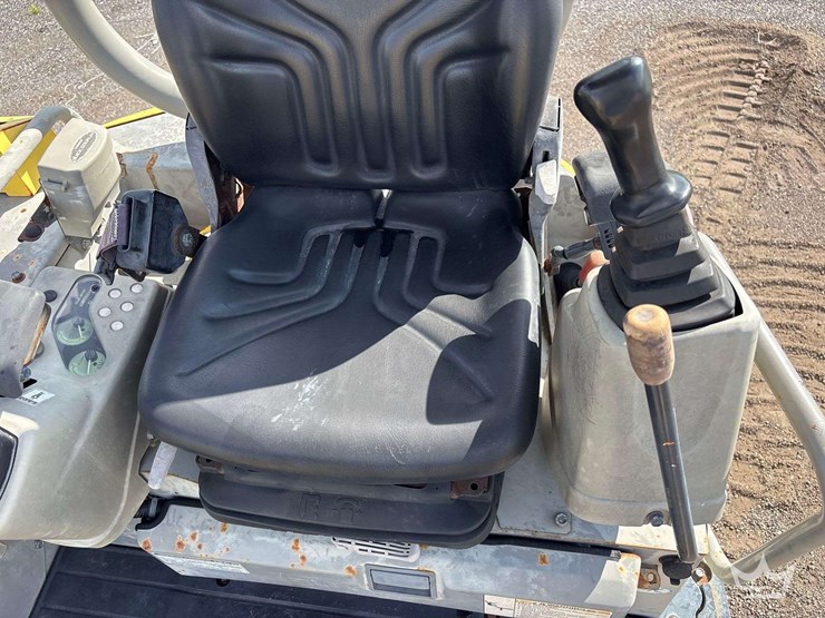 2012-yanmar-vio27-image-12